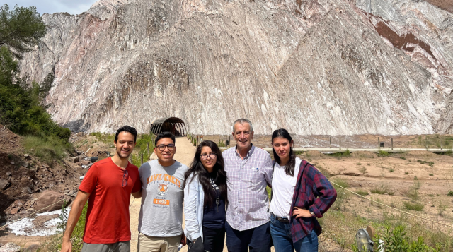 Visita guiada por el Profesor Jesus Carrera en la salida a la Mina de Sal en Cardona con los Estudiantes del Master de Ing Terreno Escola de Camins - UPC.